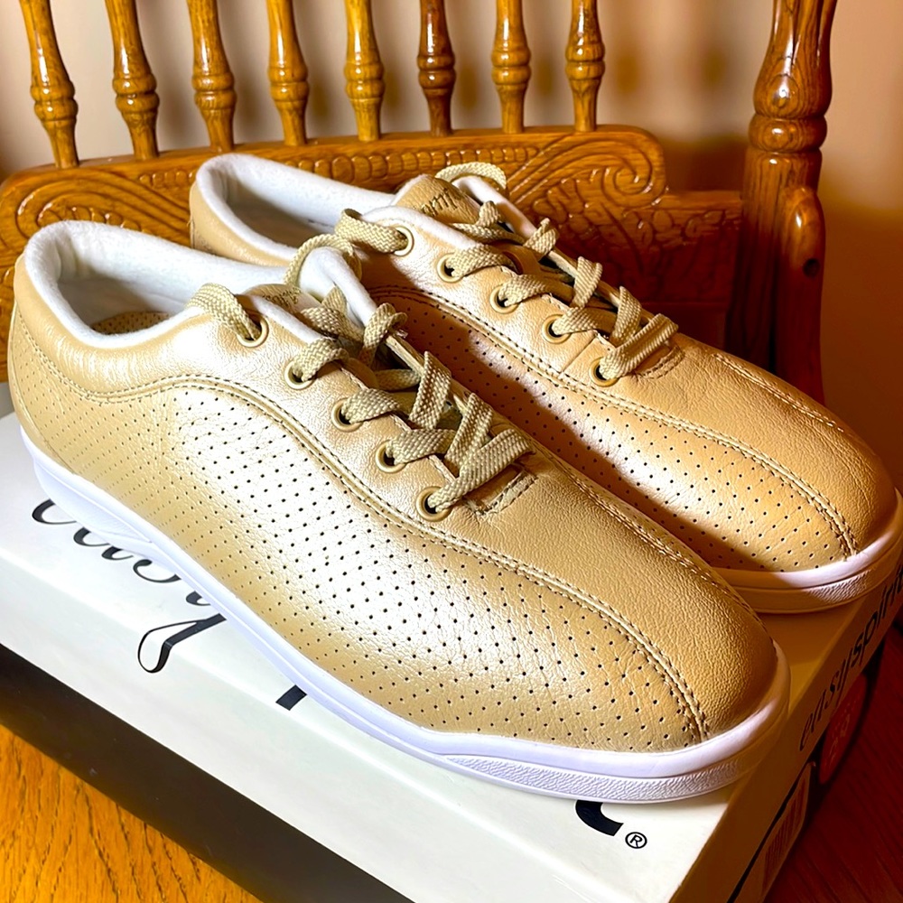 New in Box!! Easy Spirit Curveball Size 8.5
